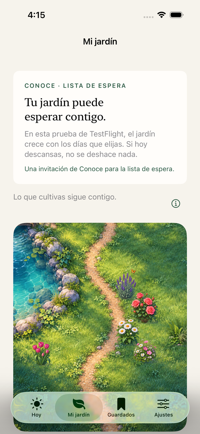 Captura de la app Atesorada en la pestaña Mi jardín: un jardín ilustrado con flores y un sendero, y las pestañas Hoy, Mi jardín, Guardados y Ajustes